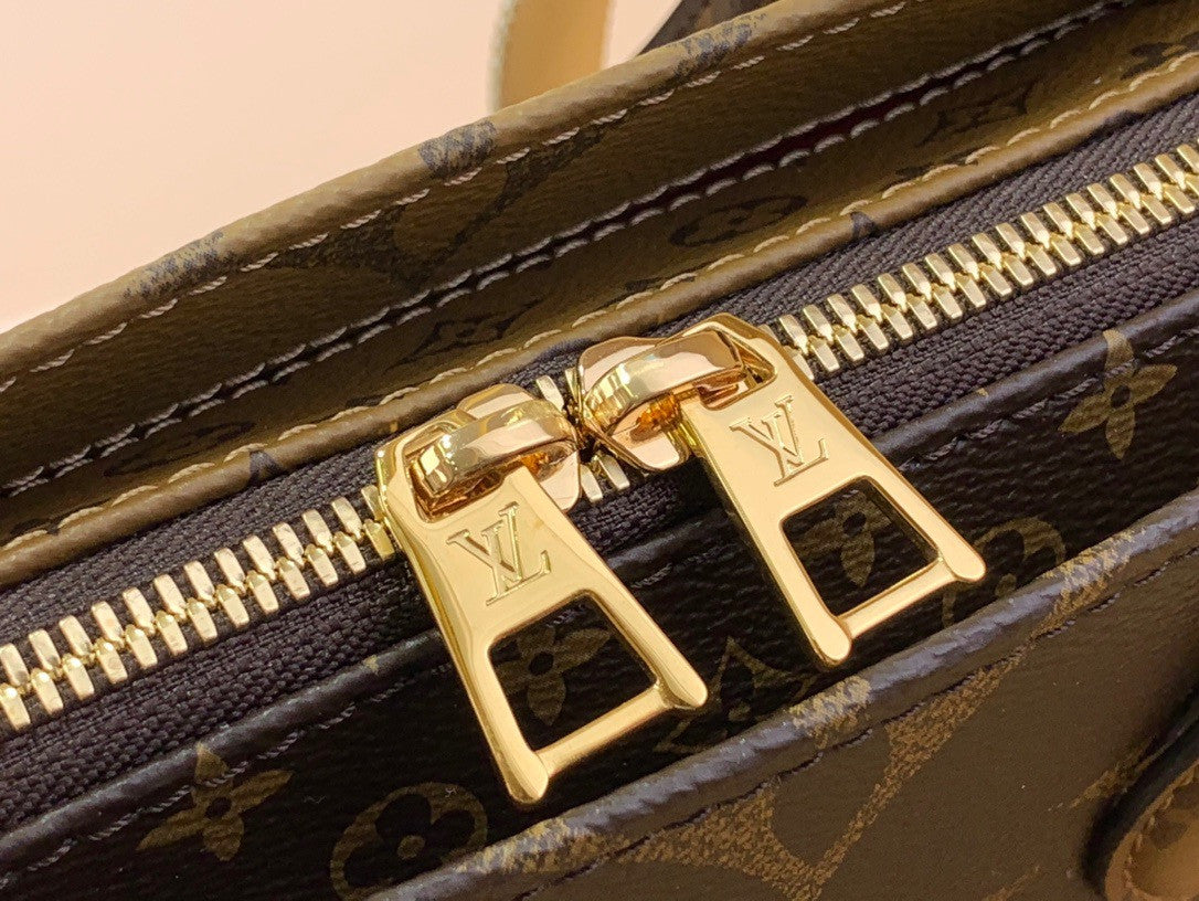 Louis Vuitton M46653 OnTheGo East West