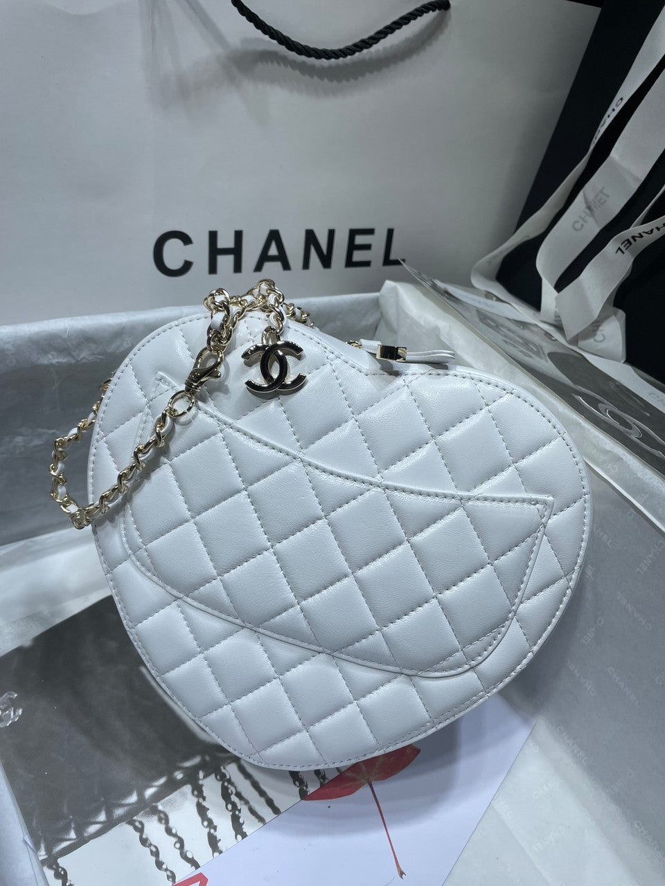 Chanel White heart-shaped quilted crossbody bag (Chanel Spring-Summer 2022 Runway Bag Collection)