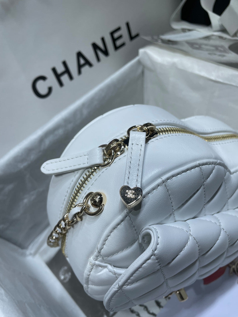 Chanel White heart-shaped quilted crossbody bag (Chanel Spring-Summer 2022 Runway Bag Collection)