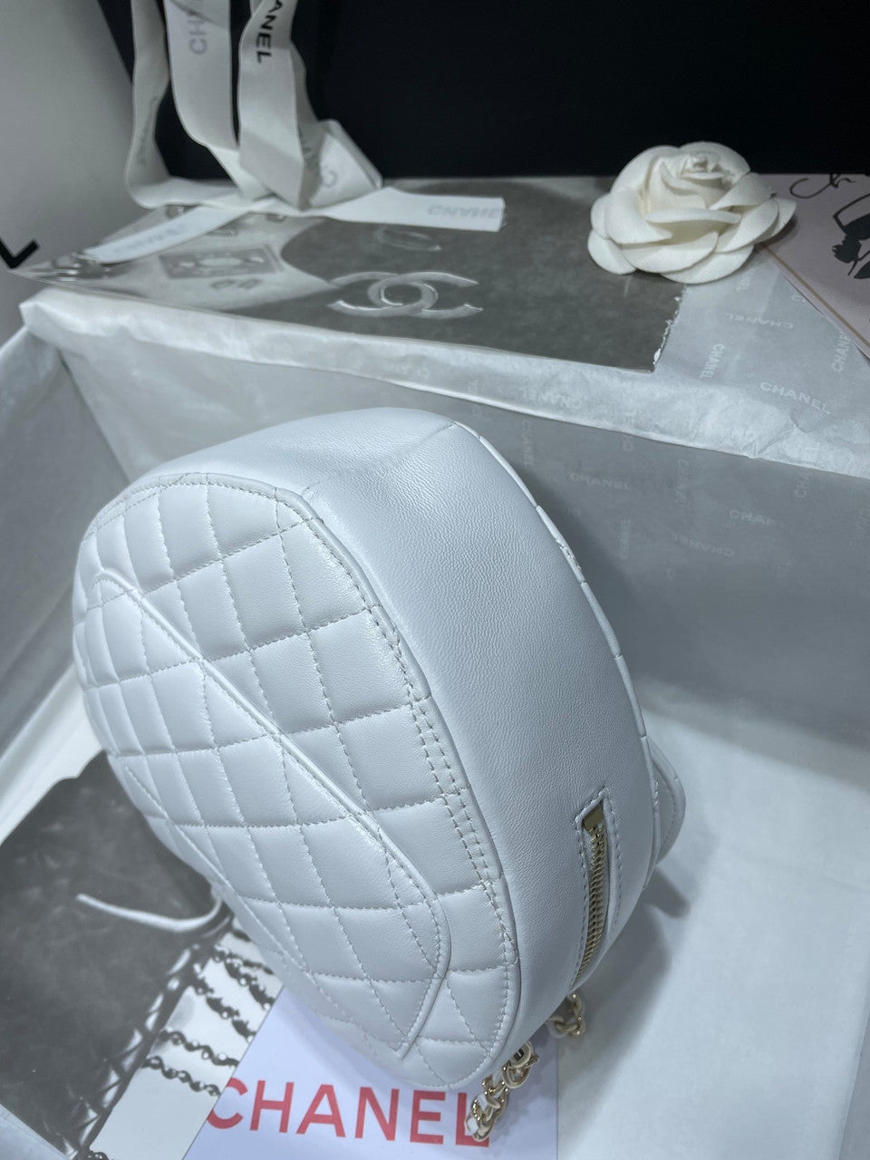 Chanel White heart-shaped quilted crossbody bag (Chanel Spring-Summer 2022 Runway Bag Collection)