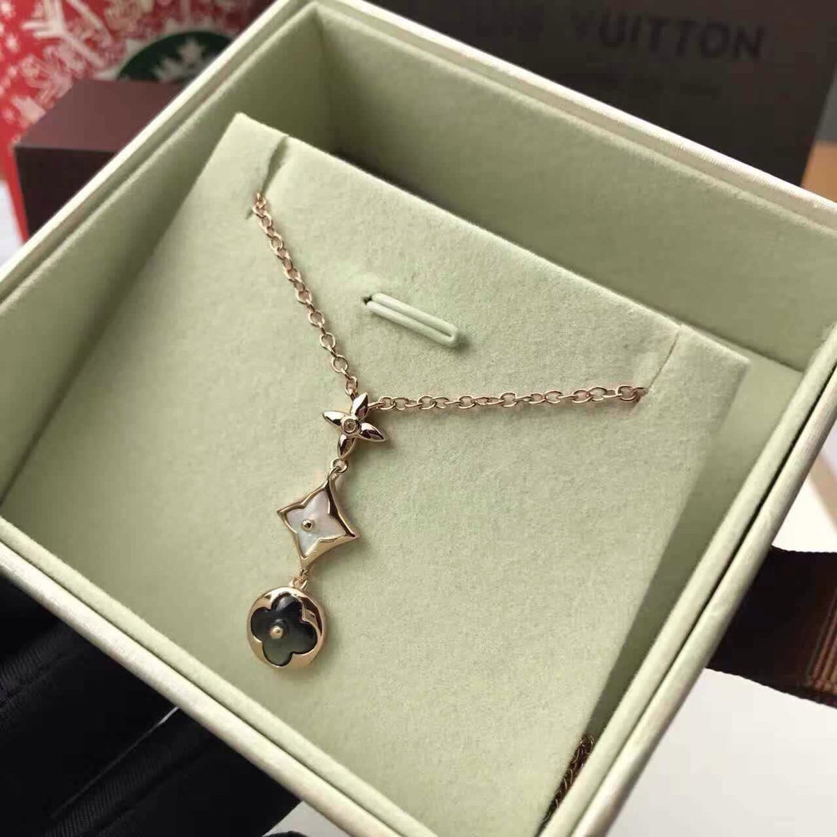 Louis Vuitton COLOR BLOSSOM LARIAT NECKLACE, PINK GOLD, WHITE MOTHER-OF PEARL, GREY MOTHER-OF-PEARL AND DIAMOND Q94263