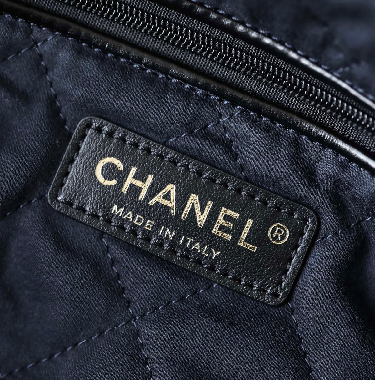 CHANEL 22 HANDBAG Ruthenium Medium AW 2022