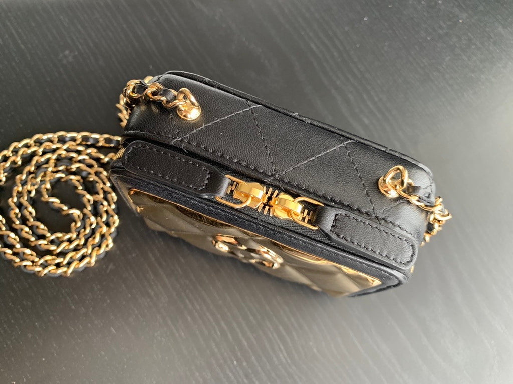 Chanel CLUTCH WITH CHAIN