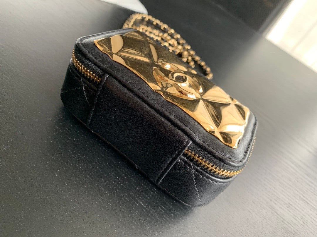 Chanel CLUTCH WITH CHAIN