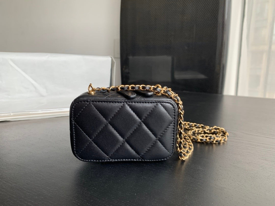 Chanel CLUTCH WITH CHAIN