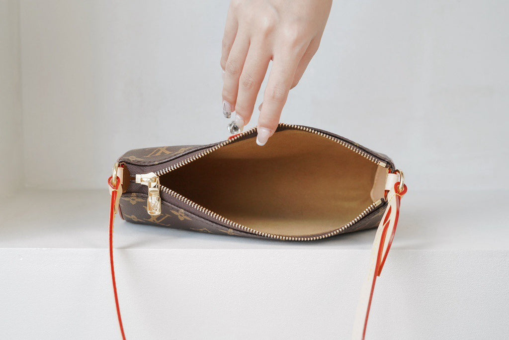 Louis Vuitton M12859 Pochette Tirette Bag
