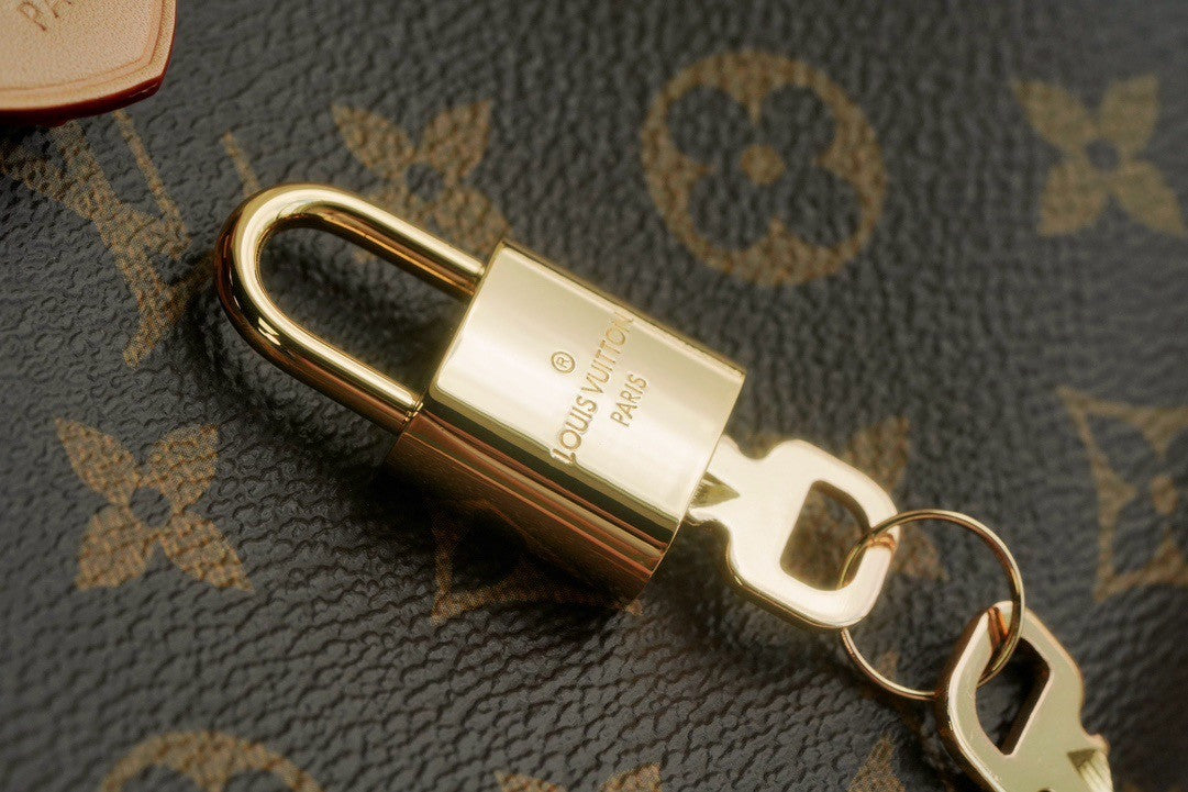 Louis Vuitton M12859 Pochette Tirette Bag