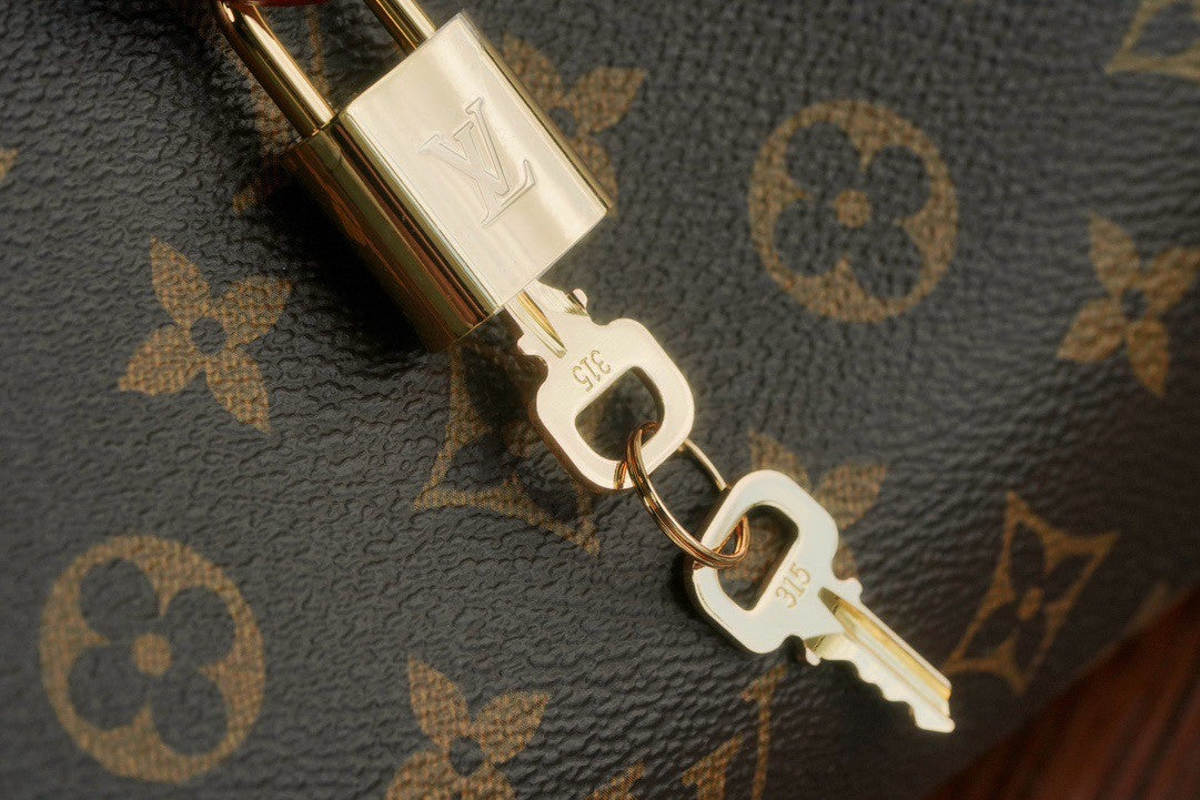 Louis Vuitton M12859 Pochette Tirette Bag