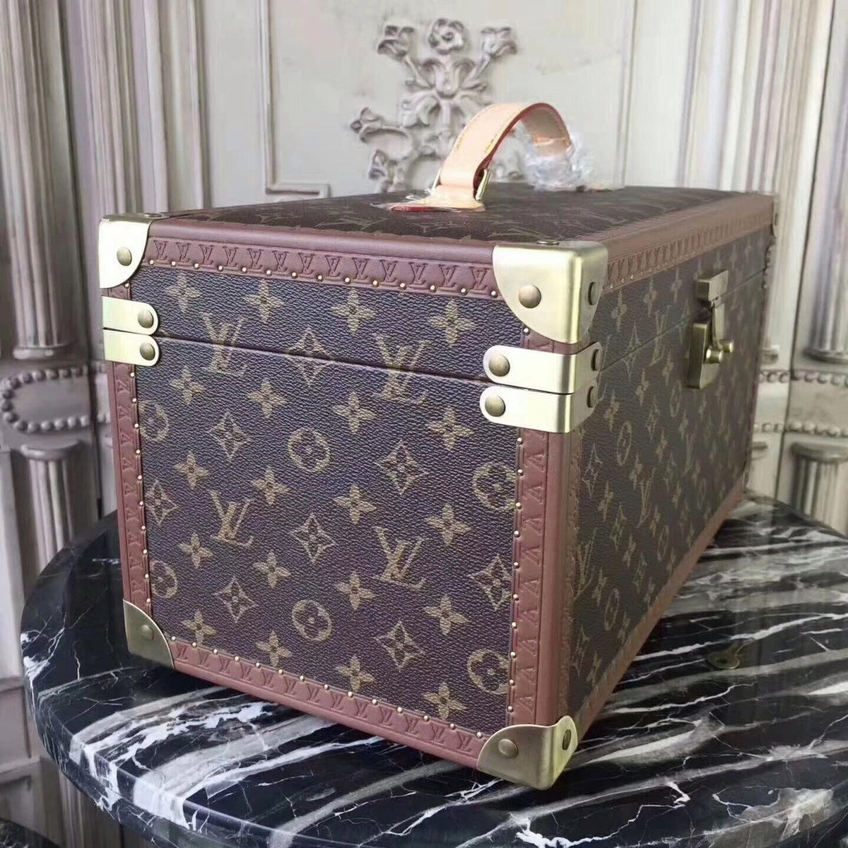 Louis Vuitton CASE WITH MIRROR M21822