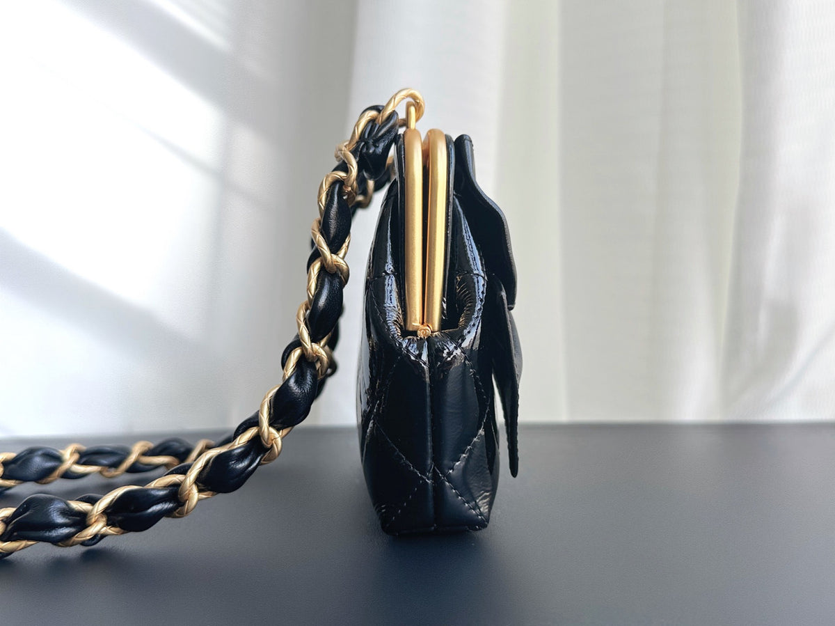 CHANEL HANDBAG WITH CHAIN