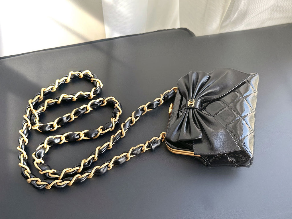 CHANEL HANDBAG WITH CHAIN