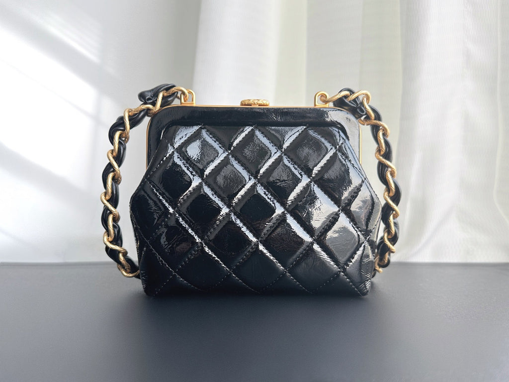 CHANEL HANDBAG WITH CHAIN