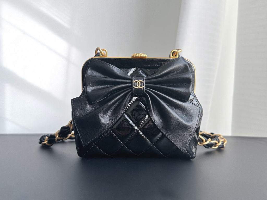 CHANEL HANDBAG WITH CHAIN
