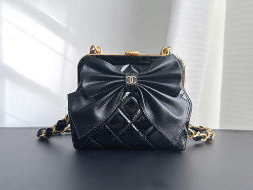 CHANEL HANDBAG WITH CHAIN