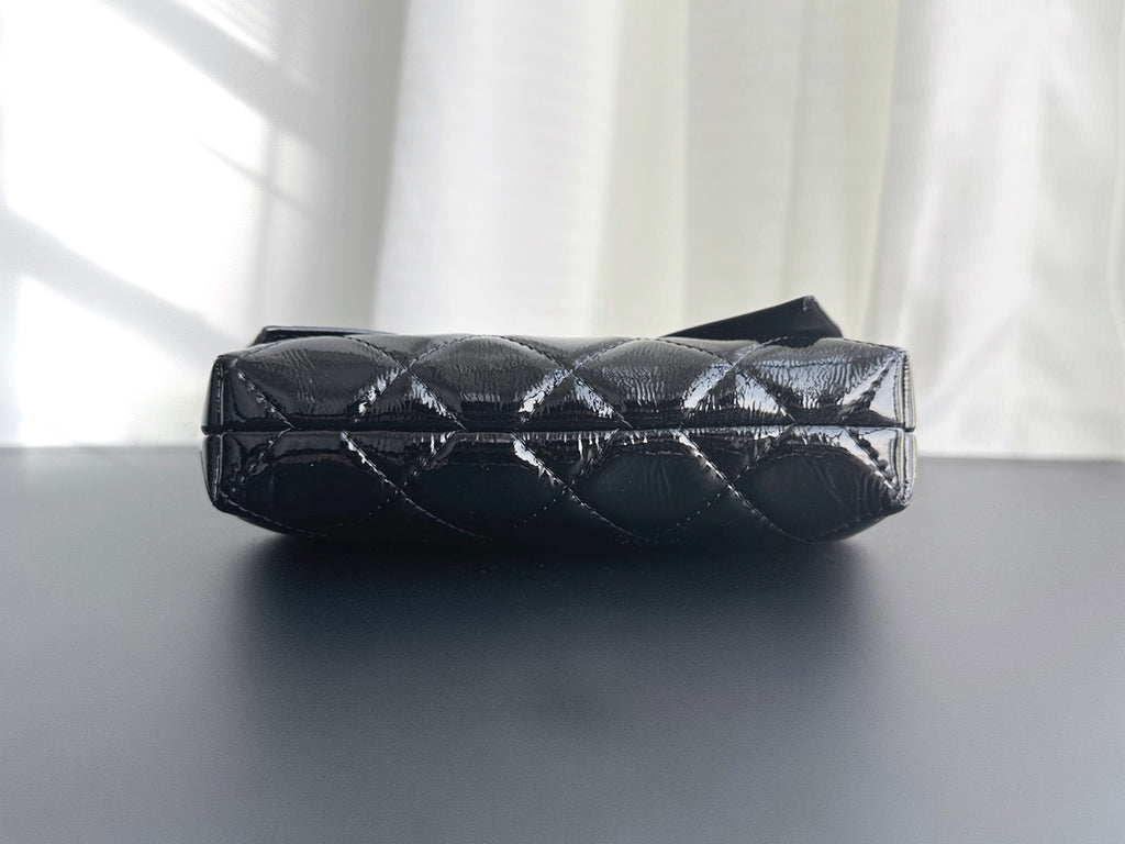 CHANEL HANDBAG WITH CHAIN