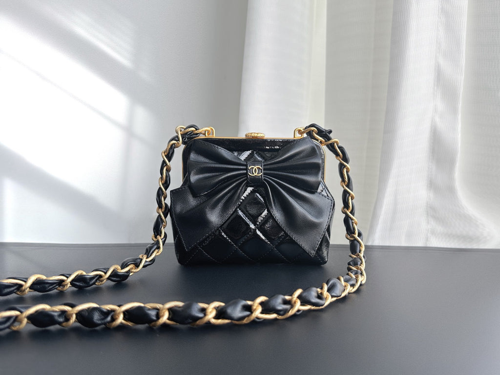 CHANEL HANDBAG WITH CHAIN