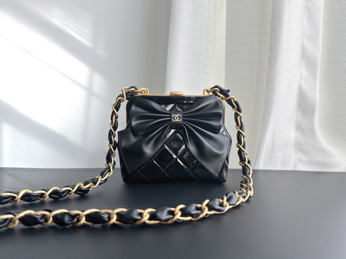 CHANEL HANDBAG WITH CHAIN