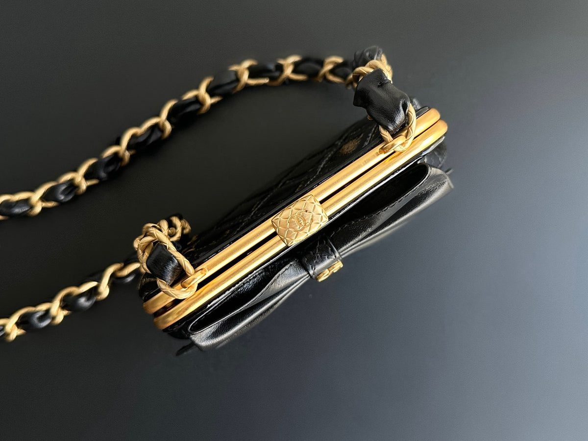 CHANEL HANDBAG WITH CHAIN