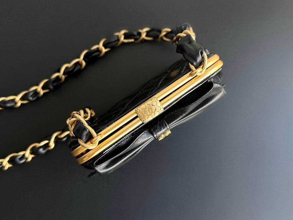 CHANEL HANDBAG WITH CHAIN