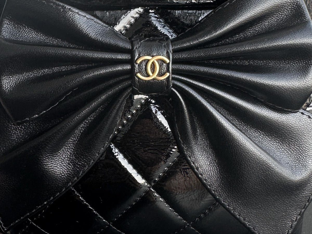 CHANEL HANDBAG WITH CHAIN