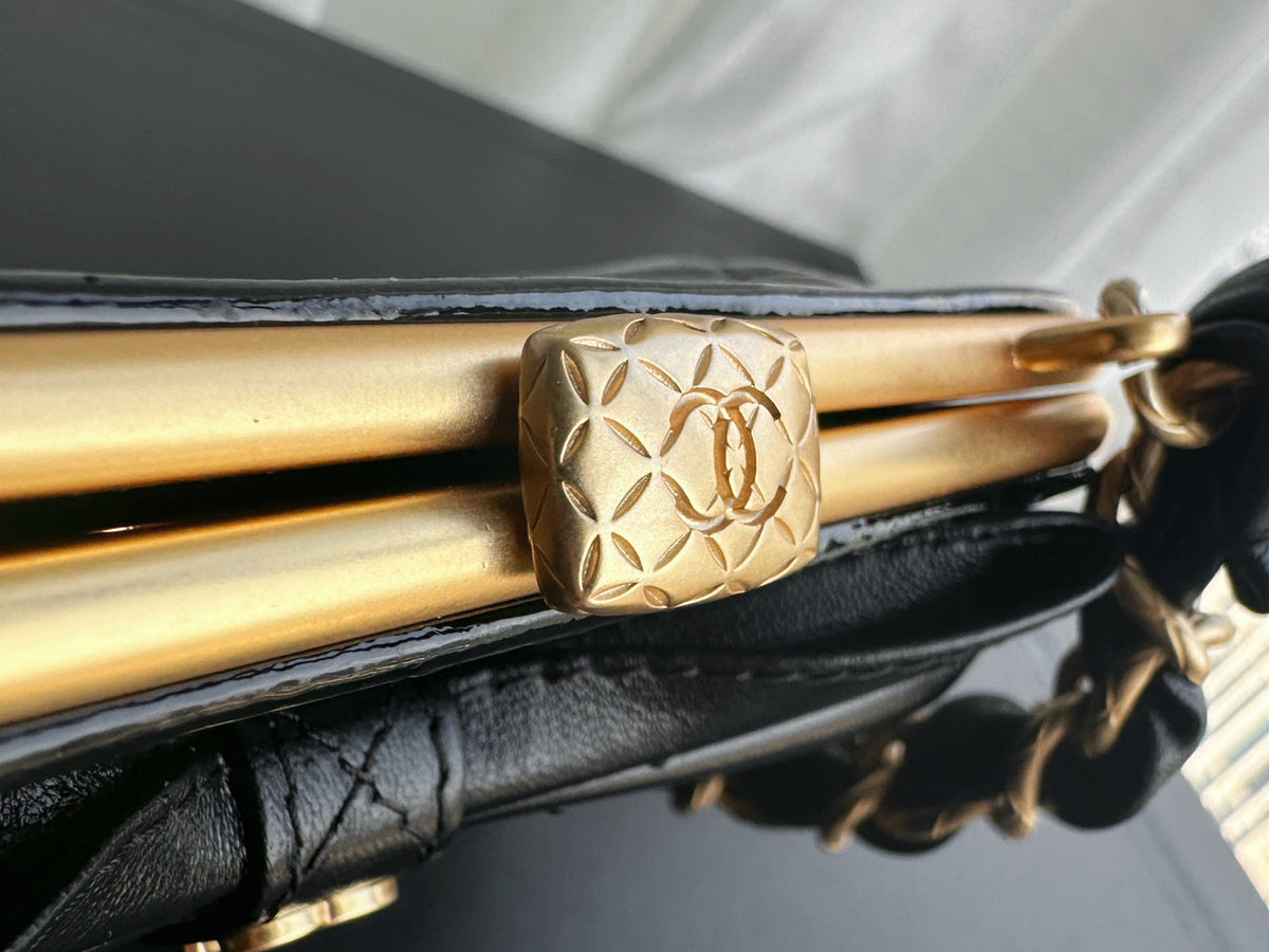 CHANEL HANDBAG WITH CHAIN