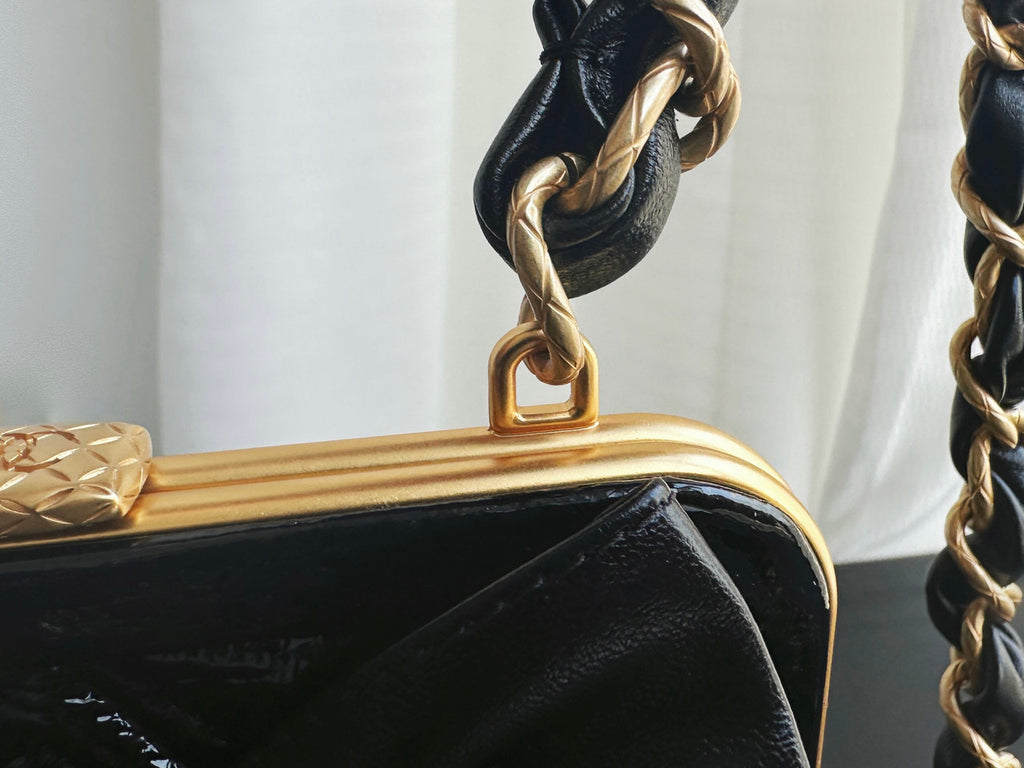 CHANEL HANDBAG WITH CHAIN